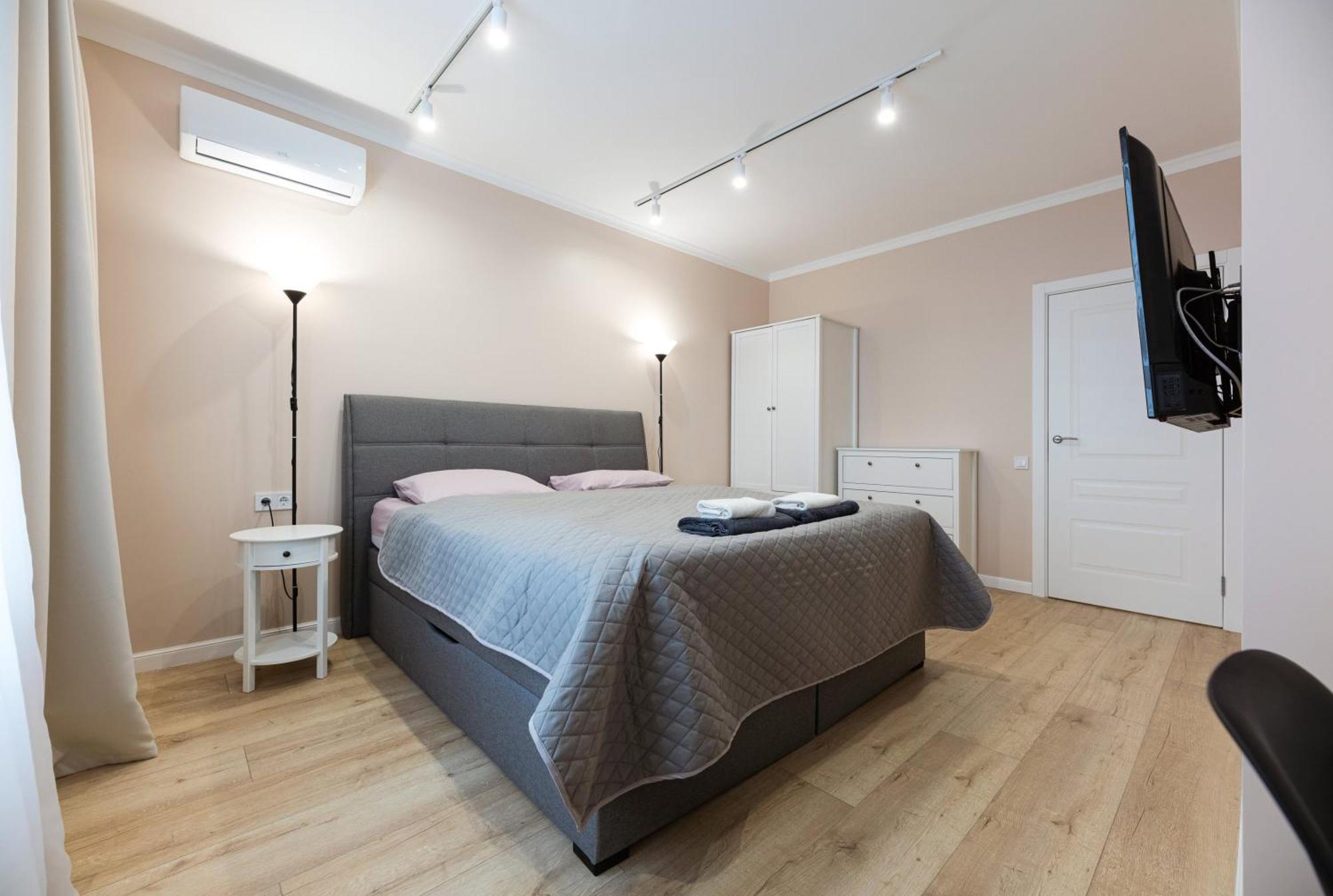 Квартири Люкс Метро Чернігівська Appartement Kiev Buitenkant foto
